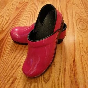 Sz 38 hot pink patent leather Sanita clogs